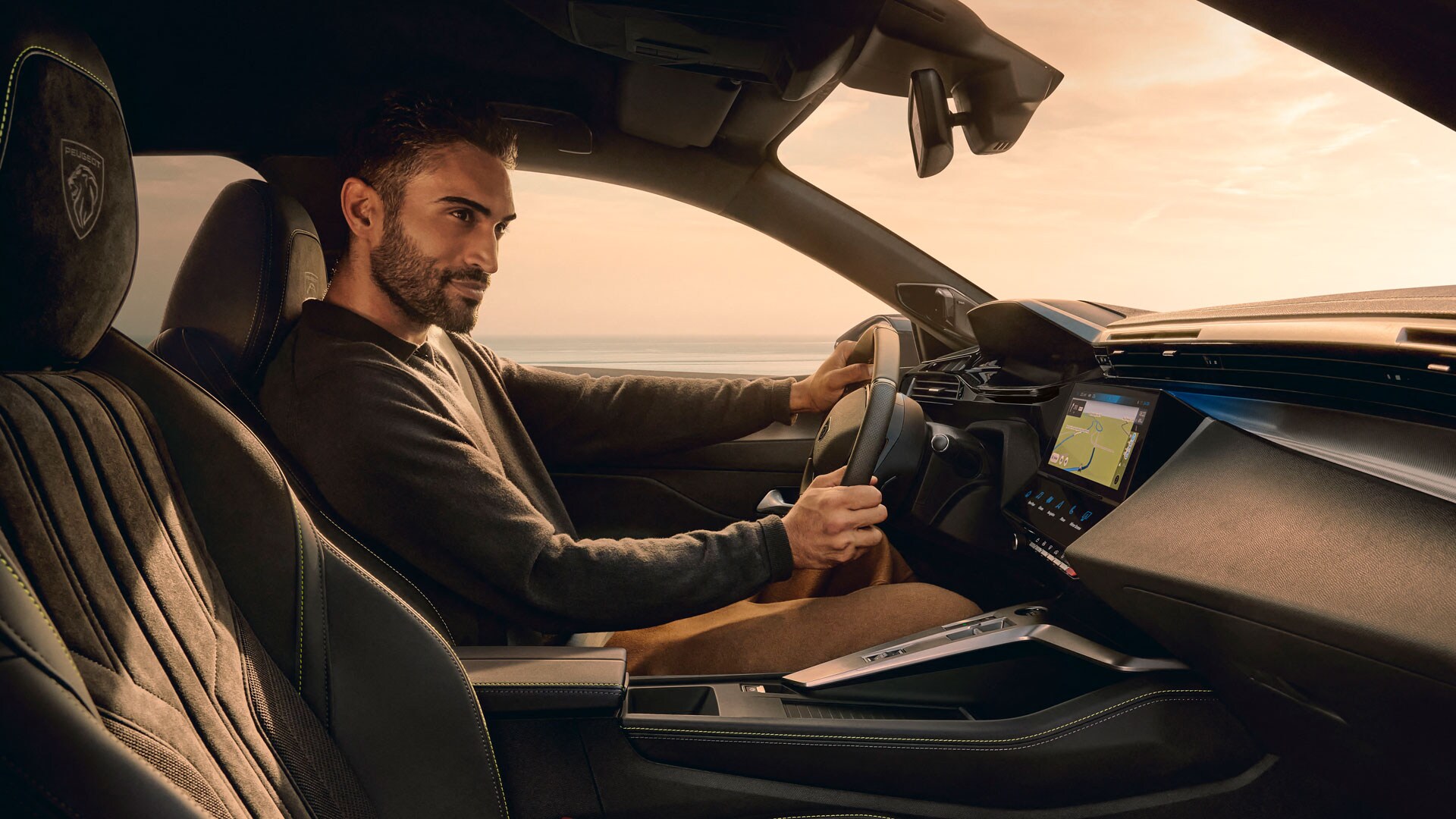 Homme conduisant la nouvelle PEUGEOT E-408