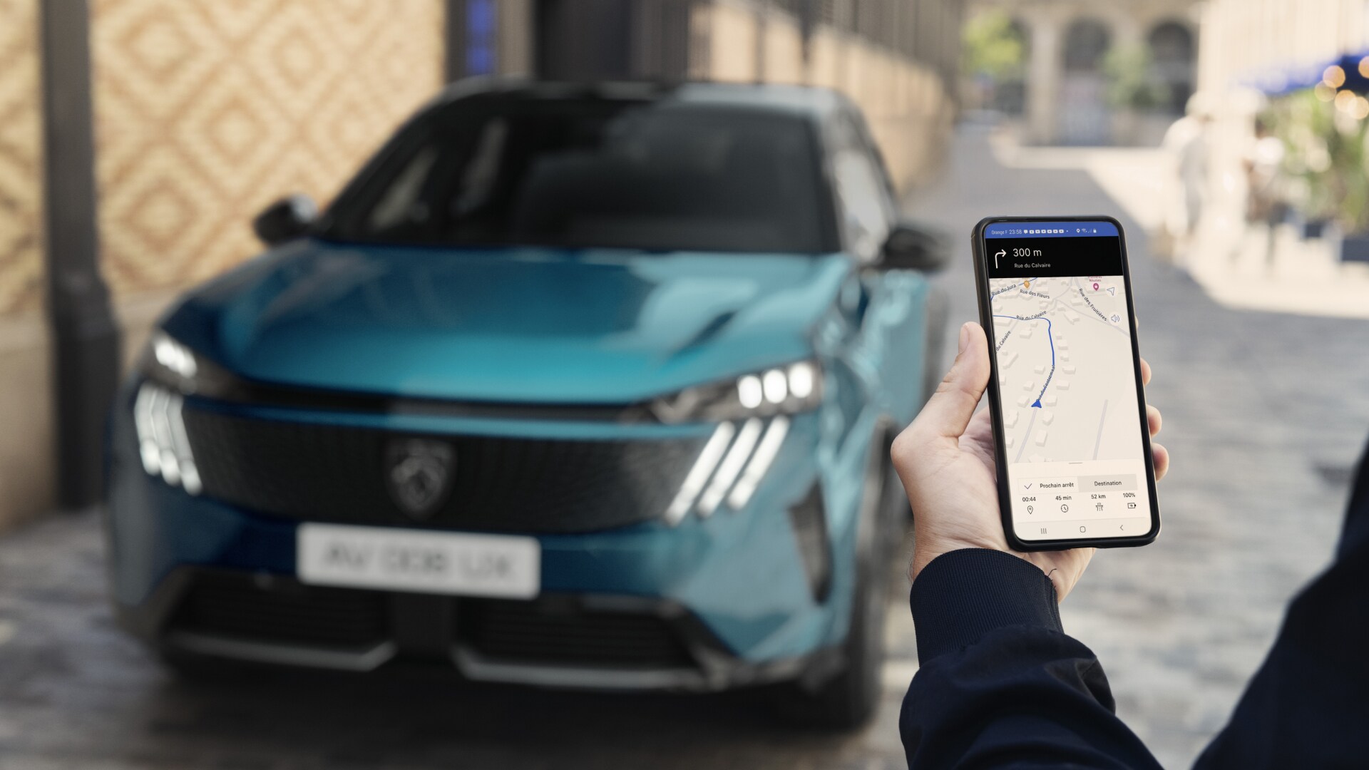 PEUGEOT E-3008 front view & PEUGEOT APP
